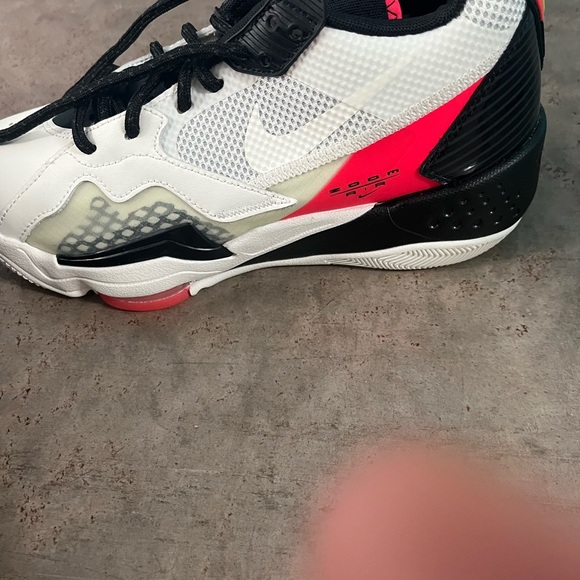 COPY - Boys Jordan shoes - Picture 2 of 5